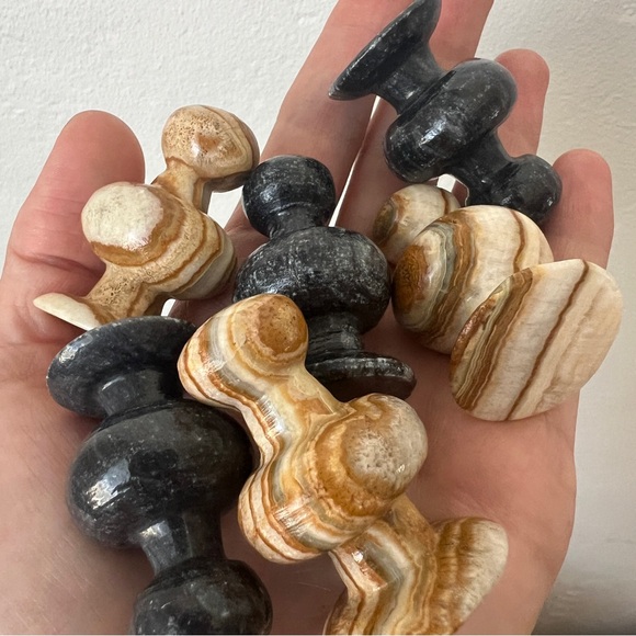 Lot of 6 hand carved onyx pawn tan black stone chess game pieces - Picture 3 of 12